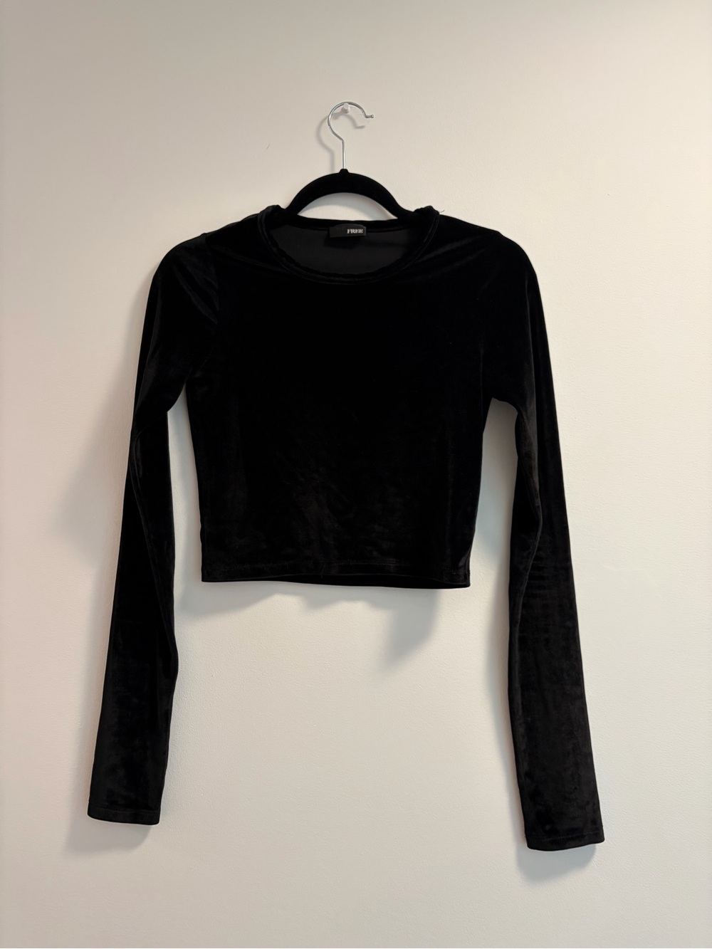 Wilfred FREE Women’s Black Velvet Long-Sleeve Crop Top